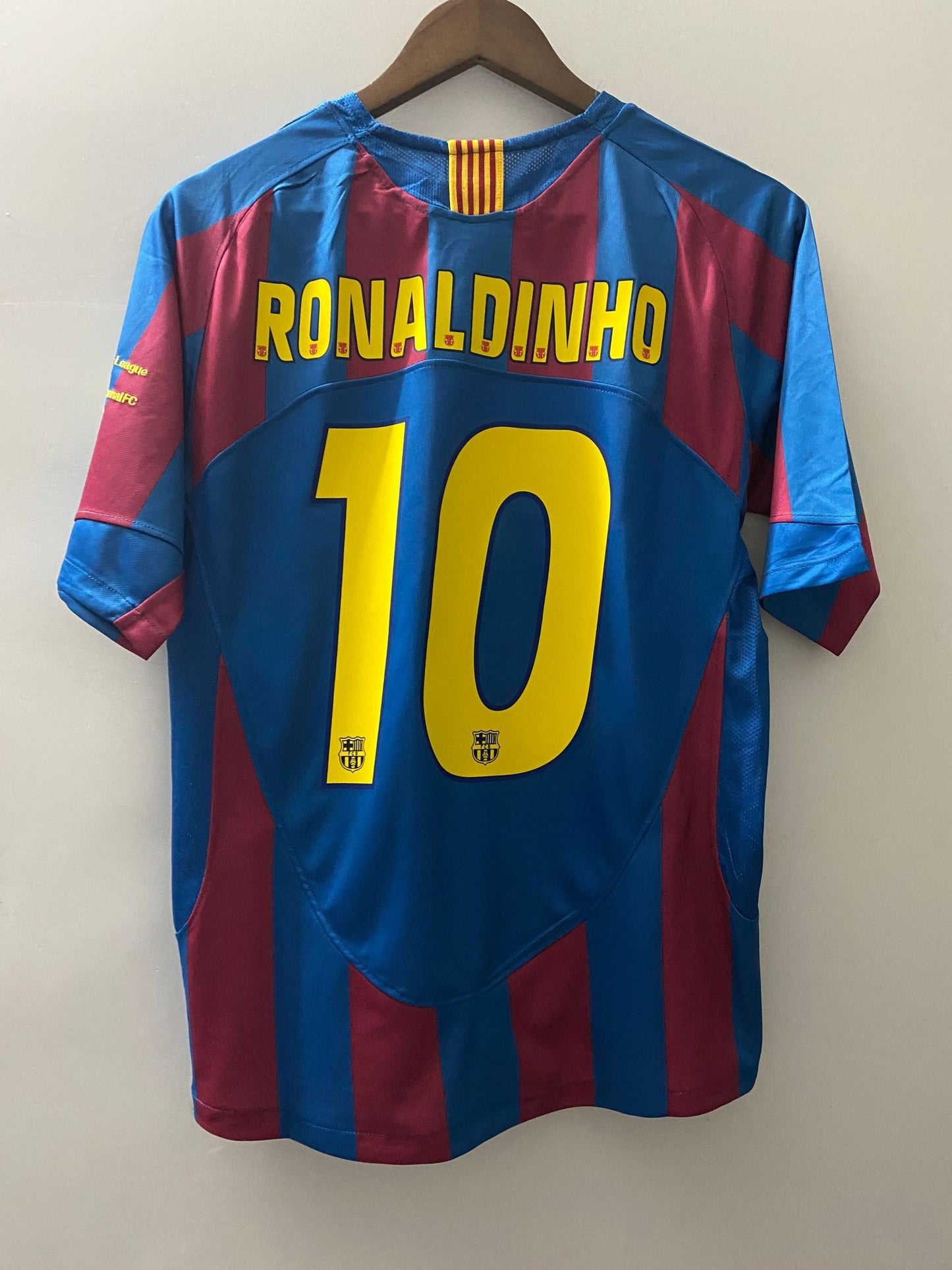2005/2006 FC Barcelona Retro Home shirt : Thaï Quality