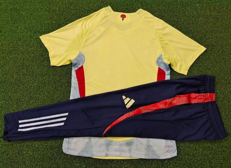 2425 Spain away with black pants